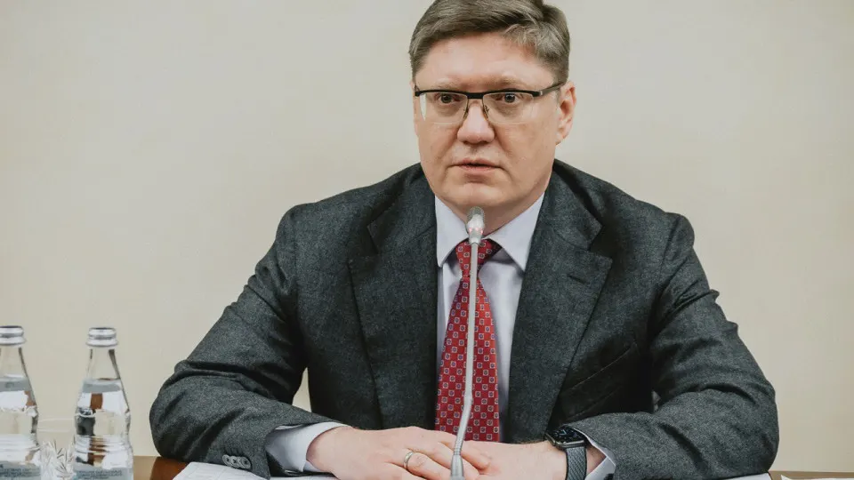 Депутат заявил, что перебои с бензином — результат ударов по НПЗ и внешней диверсии, пообещал скорое решение проблемы; в регионах введены ограничения, а очереди и конфликты на АЗС усиливаются.