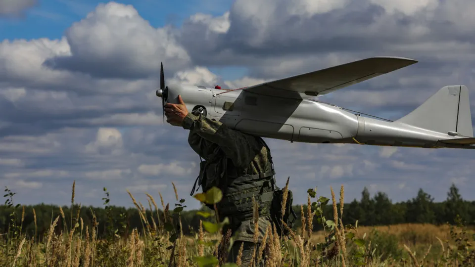 Полученные документы и свидетельства указывают на многолетнее военное взаимодействие между Пекином и Москвой: от совместной разработки «роевых» дронов и поставок комплектующих до обсуждений кибератак и физических методов выведения из строя спутников Starlink.