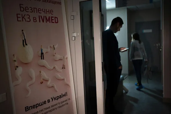 Депутаты приняли поправки в закон «О ветеранах»: жены участников и инвалидов боевых действий, а также вдовы (в течение пяти лет после гибели супруга) смогут бесплатно пройти процедуру экстракорпорального оплодотворения; суррогатное материнство и криоконсервация останутся платными.