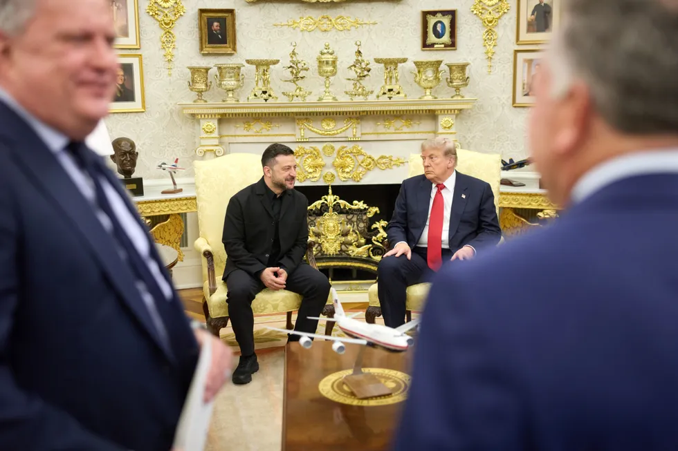 Встреча Владимира Зеленского и Дональда Трампа длилась чуть больше часа: обсуждали лицензию на производство ракет Patriot и экстренный запрос Киева на 300 ракет. Сенат США поддержал законопроект о пошлинах на российские углеводороды; в планах — визит спецпосланников Трампа в Киев. Читатели прислали рассказы о последствиях ударов по складам в Украине.