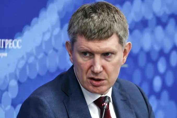 Минэкономразвития объявило, что с 1 сентября 2026 года гостиницы с более чем 50 номерами должны подтверждать личность постояльцев через «Макс» и заселять их без предъявления документов.