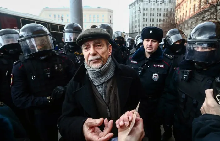 В Хорошевском суде Москвы началось заочное рассмотрение дела: обвинение просит 6,5 года лишения свободы и запрет администрировать сайты на 10 лет.