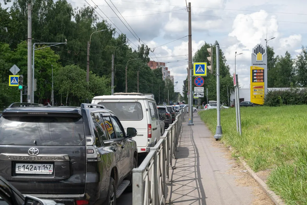 Несмотря на разрешение оборота бензина стандарта Евро‑3 с июля, проверенные петербургские АЗС утверждают, что получают партии топлива Евро‑5 и не ожидают быстрого перехода на более «грязный» бензин.