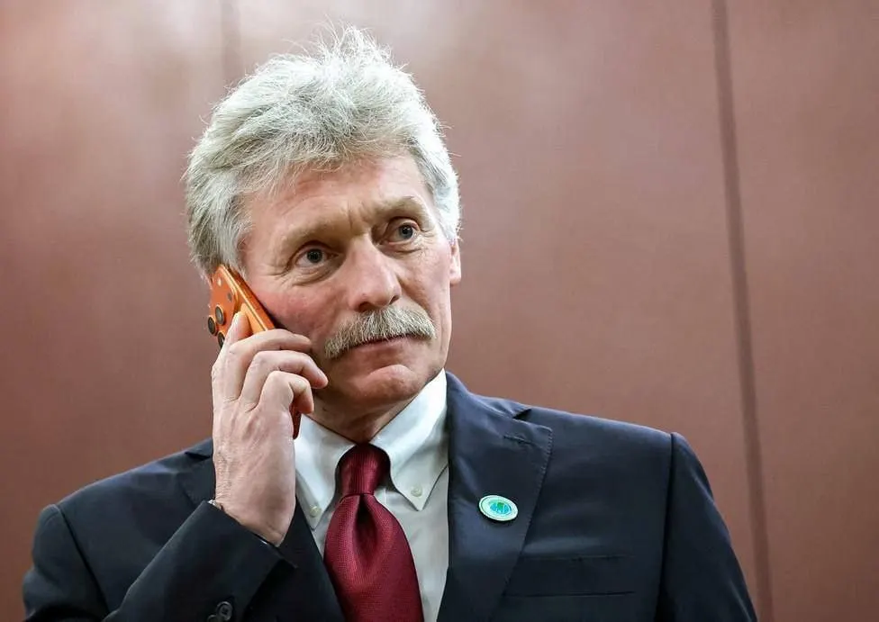Кремль продолжает переговоры с мессенджером о восстановлении доступа; по словам Дмитрия Пескова, ответной активности со стороны сервиса пока мало. Ограничения действуют с 2025 года, замедления фиксировались в феврале 2026 года.