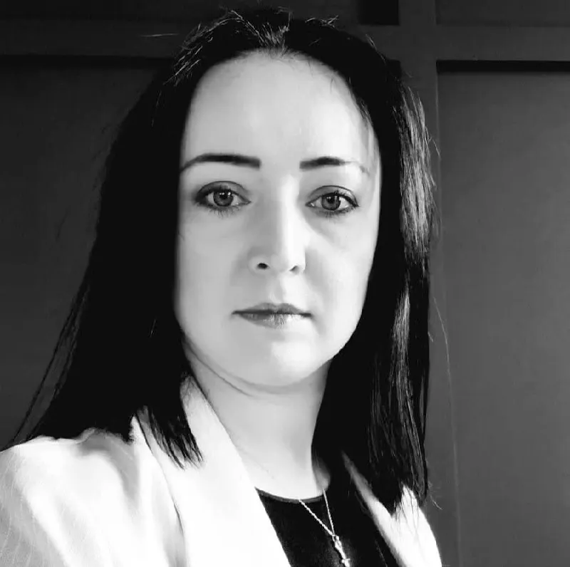 Конституционный суд признал право совершеннолетних детей обращаться в суд с требованием лишить родителей родительских прав, если те совершали против них насилие в детстве; формальный отказ из‑за совершеннолетия нарушает права и достоинство потерпевших.