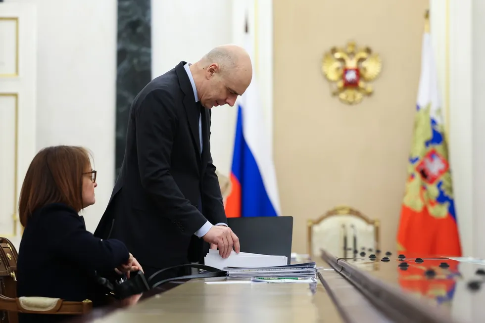 Госдума дала Минфину возможность оперативно увеличивать расходы и наращивать госдолг без привычного парламентского контроля. Это повышает непредсказуемость фискальной политики, удорожает кредит и перекладывает бремя войны на бизнес и граждан.