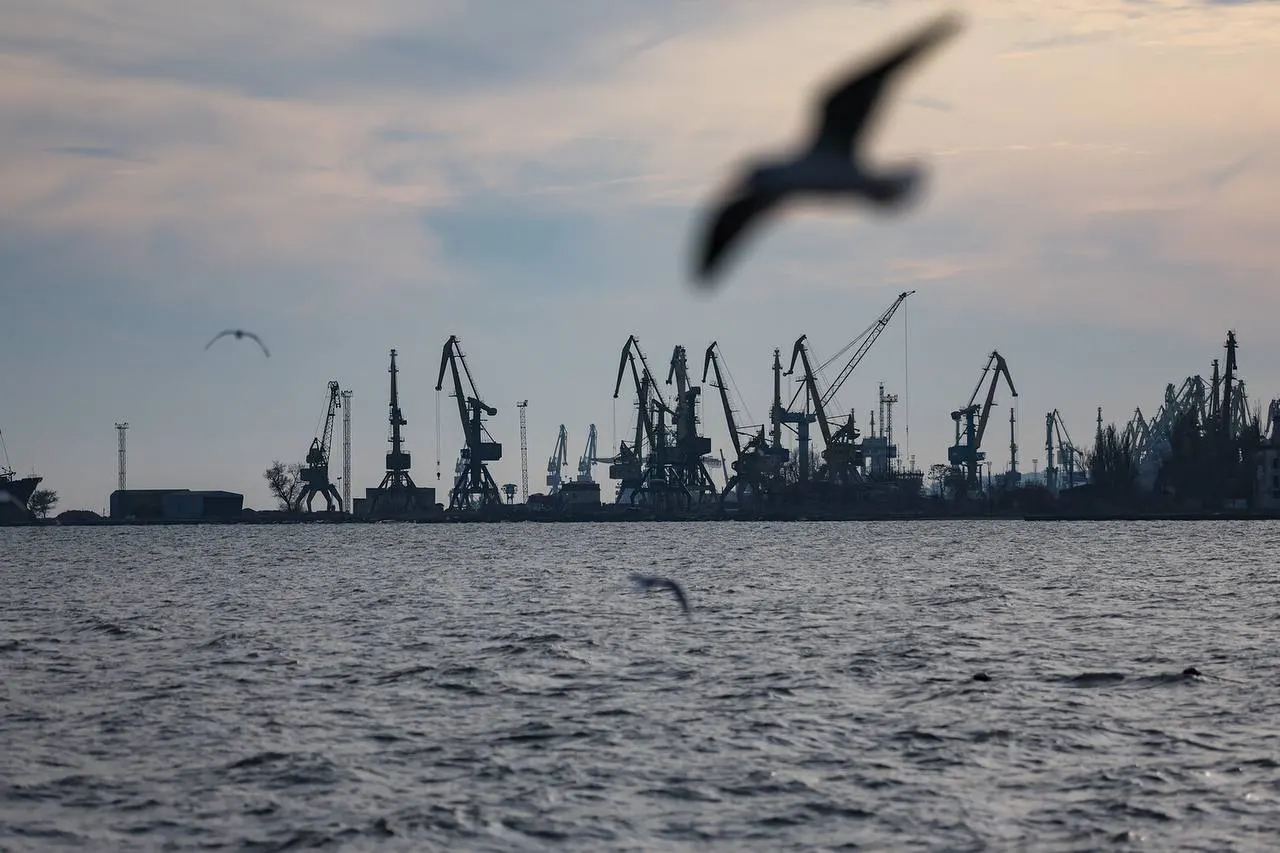 Танкер Yasa Polaris подвергся удару беспилотников при подходе к терминалу КТК под Новороссийском; судно осталось на плаву и направлено в безопасный порт. Пресс‑секретарь президента связал инцидент с терактами против энергетической инфраструктуры.
