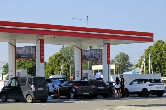 В городе приостановили розничную продажу бензина: заправить легковой автомобиль можно только по корпоративным картам. Дизель есть в ограниченном количестве — на восьми станциях. Власти связывают перебои с логистическими перестройками и просят по возможности сократить поездки.