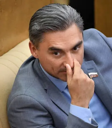 Депутат назвал ряд требований к мессенджеру — от регистрации представительства до хранения данных в РФ и сотрудничества со спецслужбами. Пользователям рекомендовали воздержаться от финансовых операций внутри платформы. ФСБ предъявила Павлу Дурову заочное обвинение в содействии терроризму.