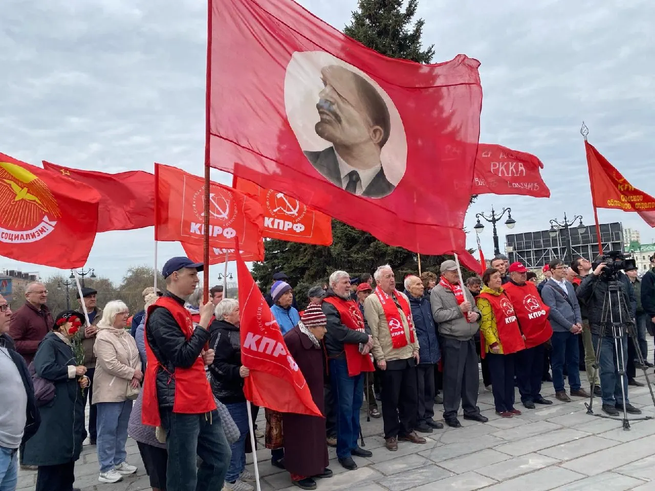 Парламент подготовил поправки, которые обязуют избирательные комиссии учитывать решения судов и восстанавливать списки партий, исключённых ранее по формальным причинам. Новые правила начнут действовать только со следующей кампании и только на региональном и муниципальном уровнях.