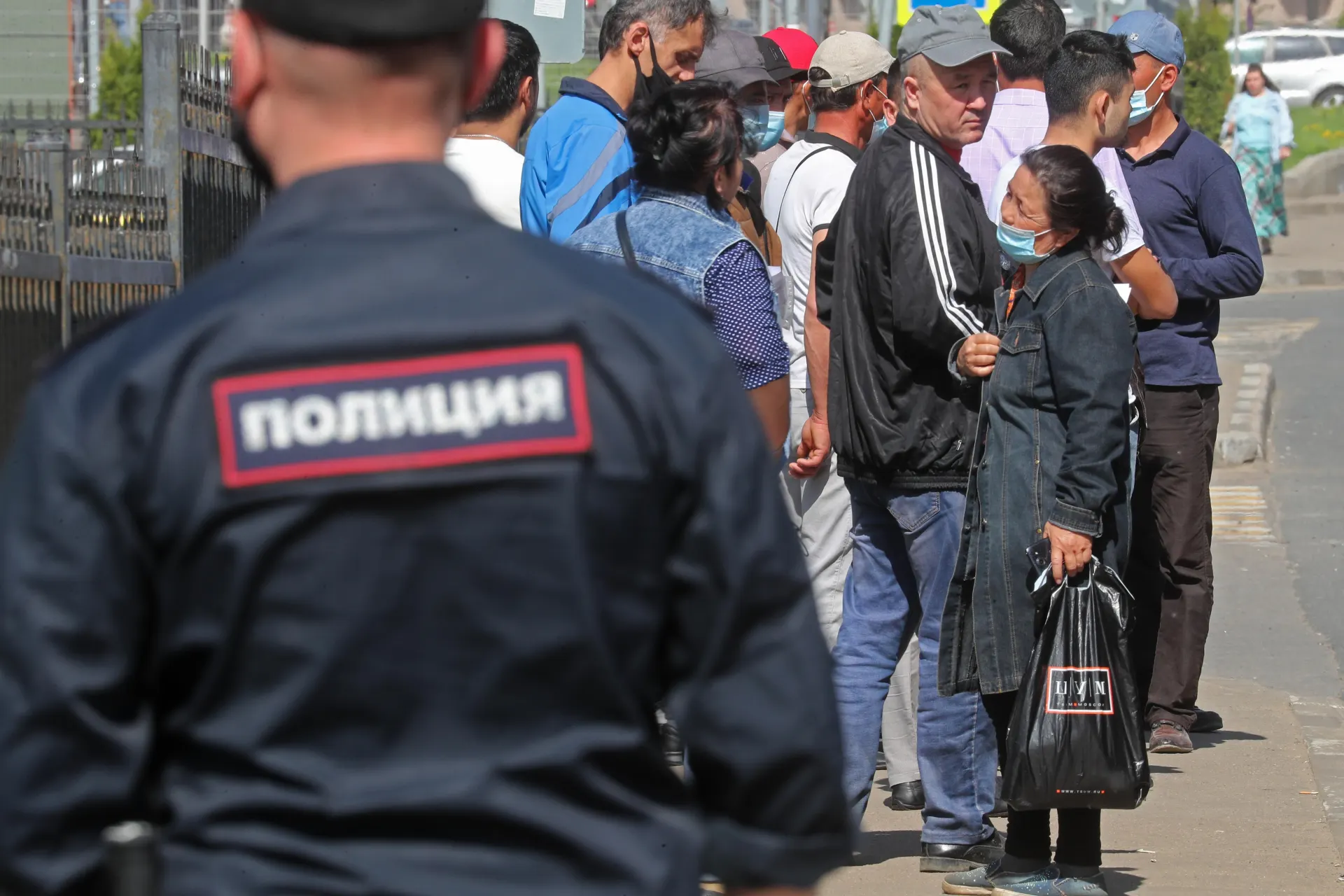 В подготовленных ко второму чтению поправках к законопроекту о депортации предлагают расширить перечень нарушений, при которых выдворение станет обязательным: к списку хотят добавить дискриминацию и отказ подчиниться пограничнику.