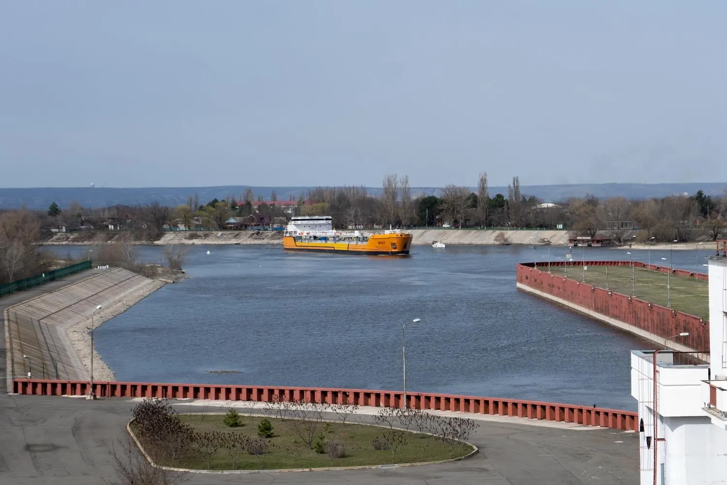 Судоходство по каналу остановлено после ударов беспилотников по рейдовым судам; это может затронуть значительную долю экспорта пшеницы и осложнить снабжение Крыма топливом.