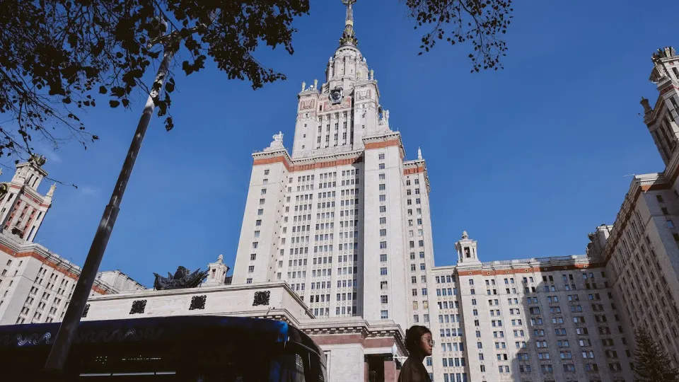 Министерство обороны США составило список иностранных вузов и научных центров — в него вошли 130 организаций, в том числе 33 российских; совместные проекты с этими учреждениями лишаются финансирования Пентагона.