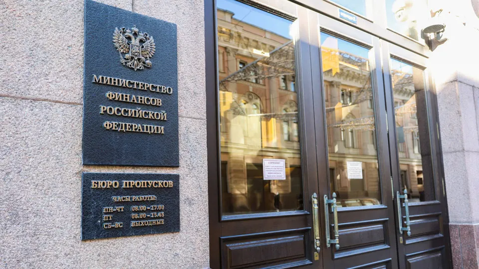 После 2022 года Россия всё активнее финансирует бюджет за счёт государственного долга: долг вырос на 68%, а расходы на обслуживание займов стали четвёртой по величине статьёй расходов. Эксперты ЦМАКП предлагают ввести предел долга в 40% ВВП и предупредительный ориентир в 30% ВВП.