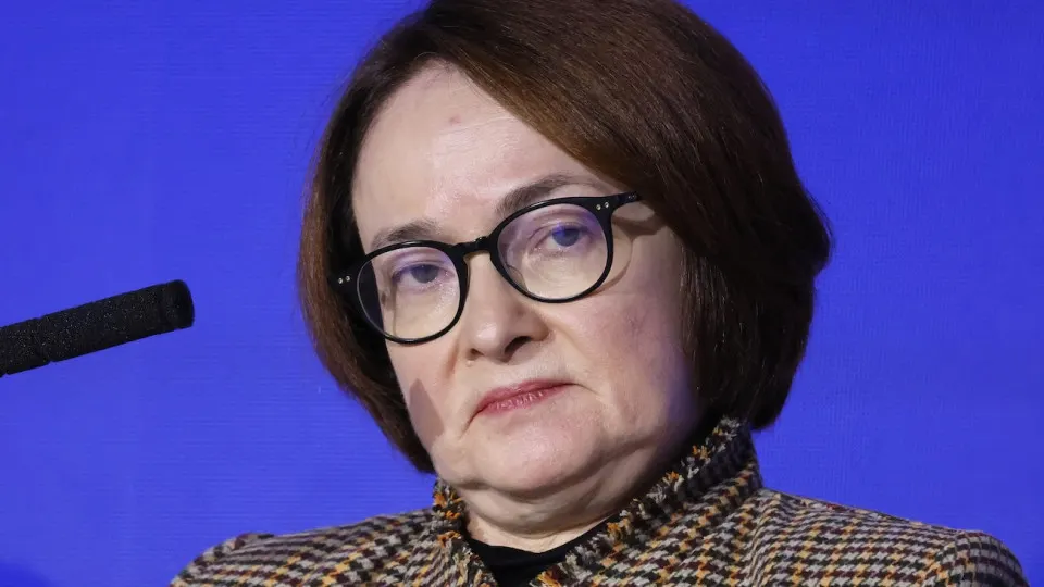 Из‑за резкого роста цен на топливо и проблем с логистикой межбанковский рынок начинает учитывать завершение цикла снижения ставки и повышает вероятность её роста в ближайшие 1–2 года.
