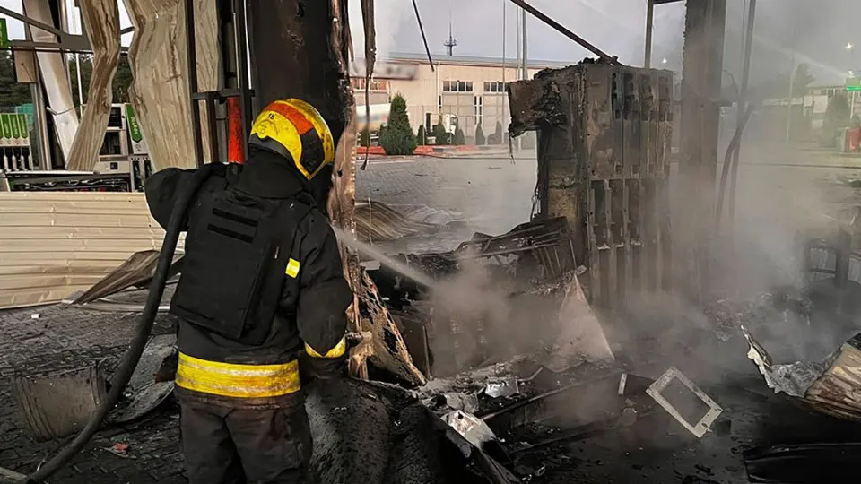 Ночью 1 июля удары беспилотников по Днепропетровской области повредили пять автозаправок, есть погибшая и раненые. Одновременно в России фиксируют существенное сокращение производства топлива, региональные лимиты и экстренный импорт.