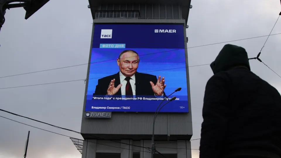 Опросы фиксируют резкое снижение одобрения работы президента после распространения бензинового дефицита по регионам: за неделю рейтинг упал на 3,5 пункта и опустился до 66,9%. Кризис усиливает социальное недовольство и создает риски для власти на фоне экономического спада.