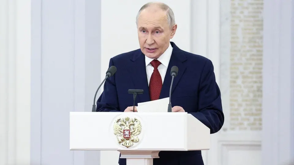 Президент заявил о сохранении приоритета обороны в бюджетной политике, одновременно пообещав решать первоочередные социальные задачи. Эксперты отмечают рост военных трат и риск увеличения дефицита бюджета.