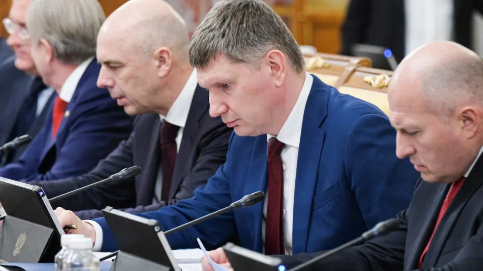 Оперативные данные показывают ВВП +0,2% за январь–май. Промышленность и инвестиции находятся в стагнации, регионы расходятся по динамике, падение цен на нефть и проблемы НПЗ усиливают риски для бюджета и инфляции.