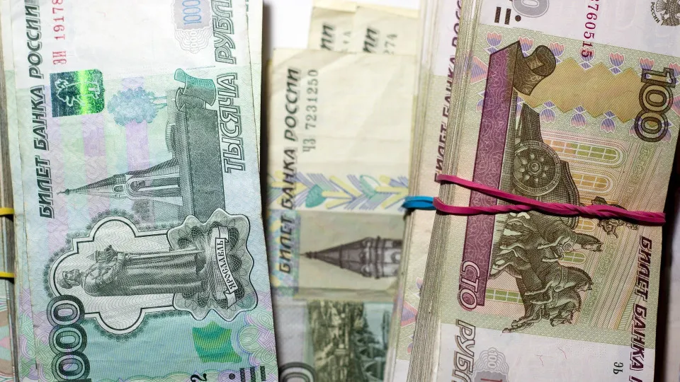 В начале июля граждане массово снимали деньги: объем наличных в обращении резко вырос, банки активнее привлекали средства у Центробанка, а доля проблемных кредитов увеличивается — это повышает риски для стабильности банковской системы.