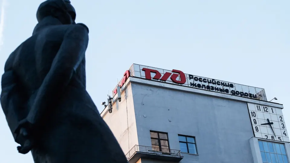 Индексация тарифов на железнодорожные перевозки перенесена на 1 октября — власти мотивируют шаг необходимостью поддержать монополию с крупными долгами и дефицитом прибыли.