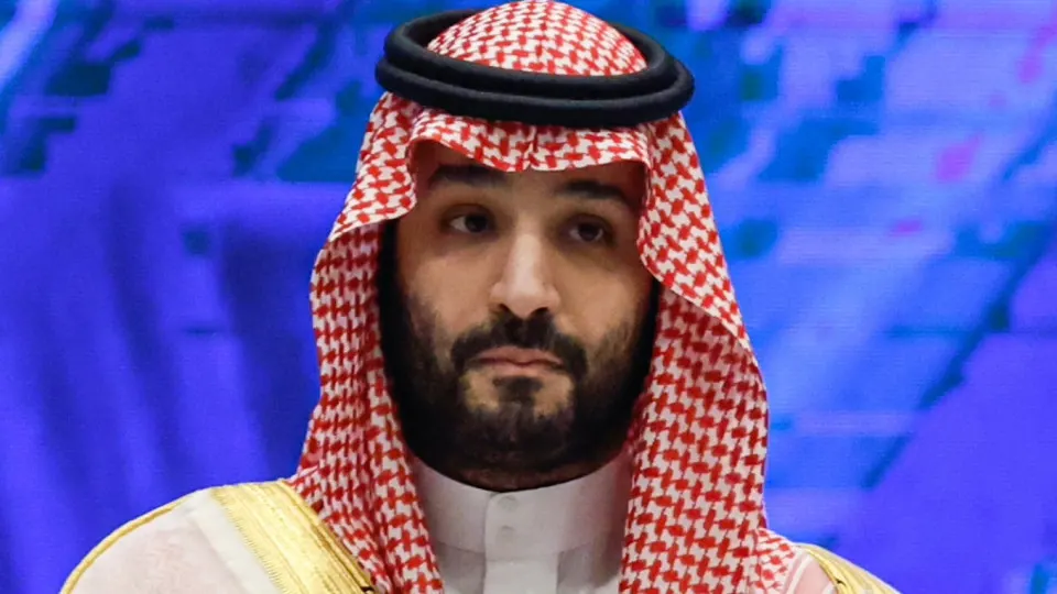 Королевство уменьшило официальную отгрузочную цену сорта Arab Light на $11 за баррель и впервые с 2020 года предлагает поставки со скидкой к региональным бенчмаркам. Это усиливает давление на мировые котировки, обостряет проблемы российского бюджета и повышает риск переизбытка предложения на рынке.