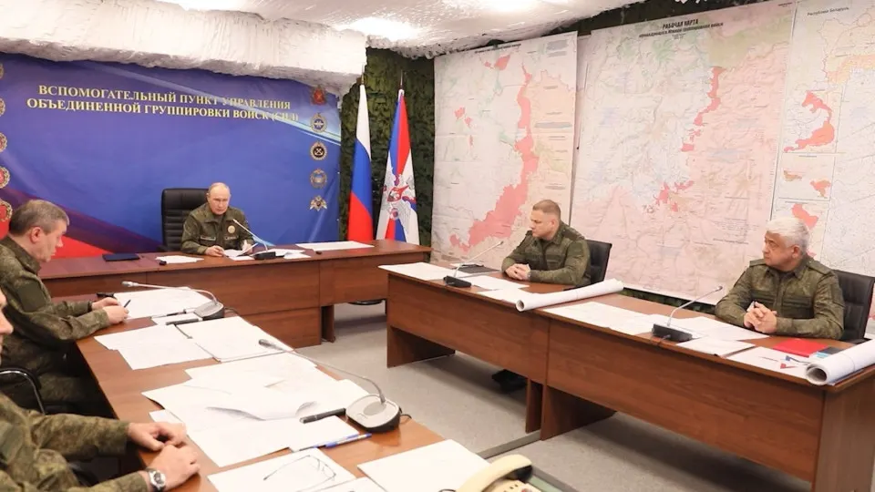 На совещании с военными президент потребовал анализа участия стран‑союзниц Украины в боевых действиях и заявил о возможных «ответственных решениях», а также распорядился продолжить массированные удары по объектам, обеспечивающим функционирование украинского ВПК.