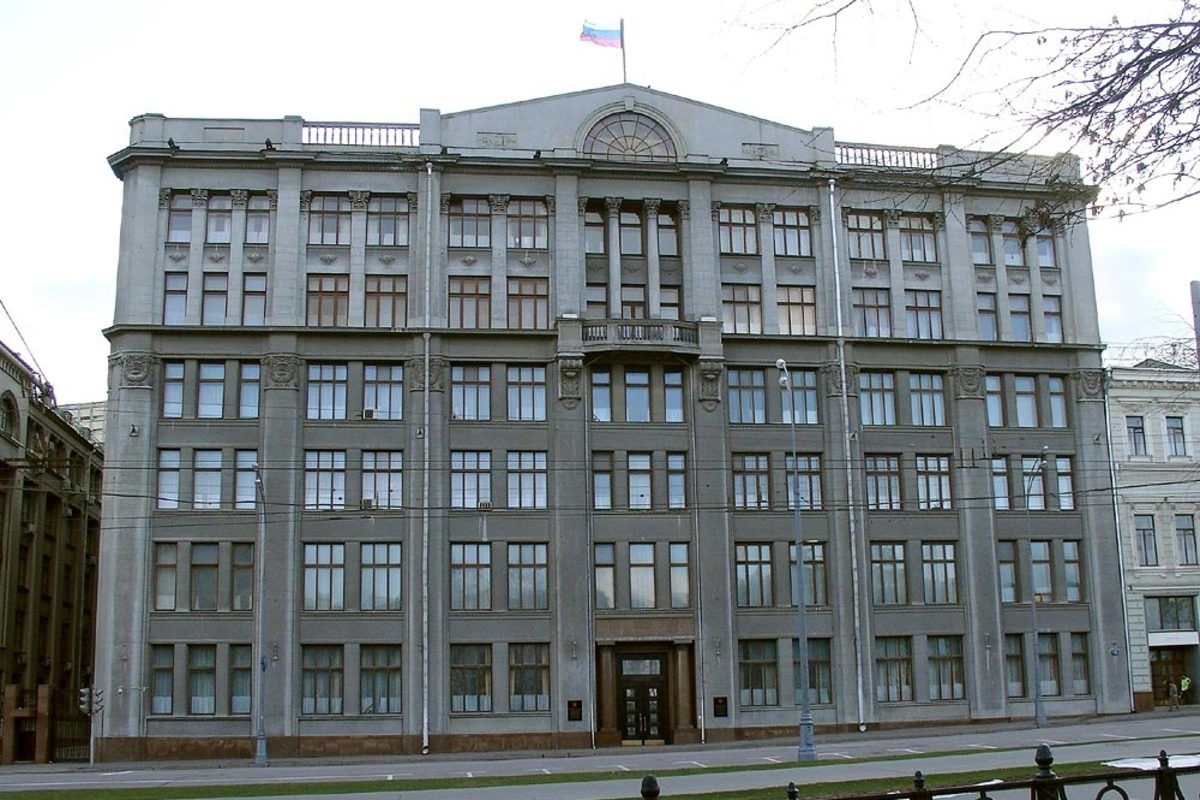 По данным источников в провластных СМИ, администрация президента рекомендовала крупным подконтрольным изданиям и каналам ограничить публикации фото и видео с последствиями атак ВСУ по территории РФ и сместить акцент на демонстрацию результатов российских ударов; некоторые телеграм‑каналы уже изменили политику.