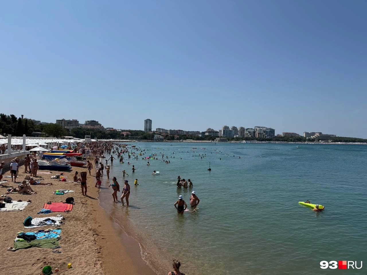 По официальным данным, число погибших достигло троих, среди пострадавших — 40 человек, 17 из них госпитализированы; четверо находятся в тяжёлом состоянии. Местные жители и отдыхающие отмечают, что сирены не сработали, официальной тревоги не зафиксировано, угрозу сняли вскоре после происшествия.