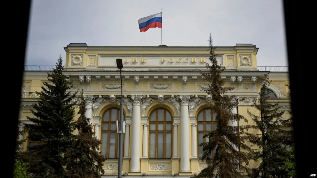 Регулятор уточнил условия доступа к криптоактивам: для неквалифицированных инвесторов установлен лимит в 300 тысяч ₽ в год, а квалифицированные инвесторы смогут покупать криптовалюты без ограничений. Закон о цифровых валютах вступит в силу в 2026 году.