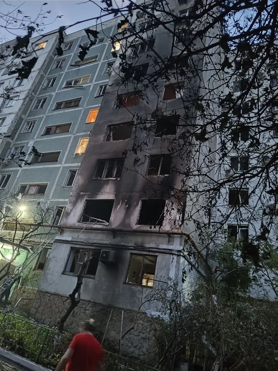 Серию атак беспилотников зафиксировали по объектам в Новороссийске, Анапе, Геленджике и Темрюкском районе; погиб восьмилетний мальчик, пострадали несколько человек.