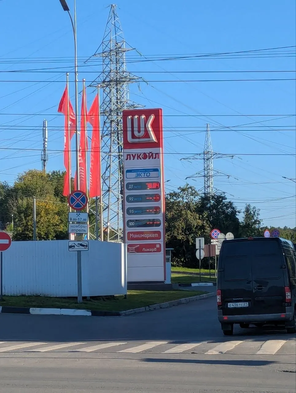 В нескольких регионах фиксируются закрытие станций, очереди за топливом и ограничения на продажи на фоне тревог из-за БПЛА.