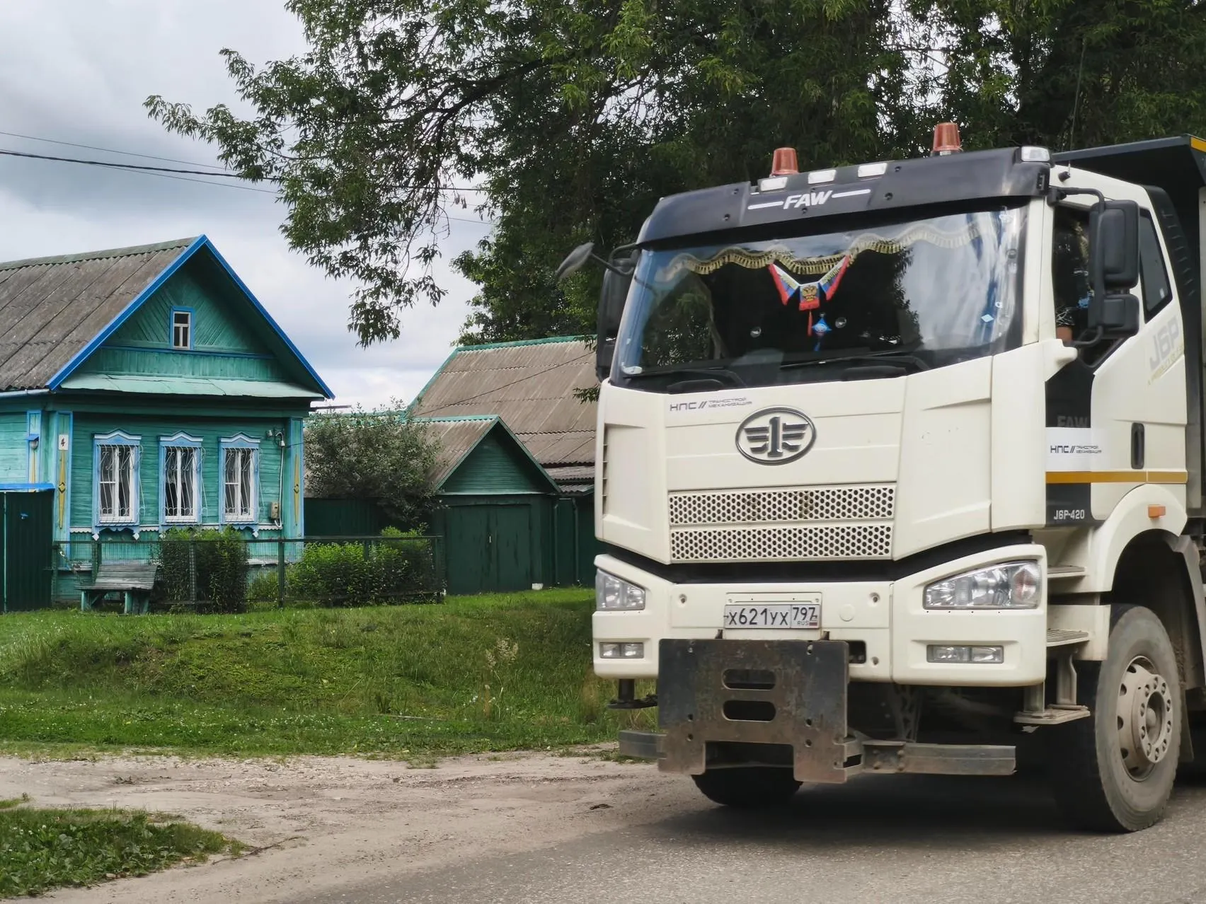 Жители некоторых населённых пунктов лишились жилья, другие опасаются соседства с грузовиками и поездами на маршруте Москва — Санкт-Петербург.