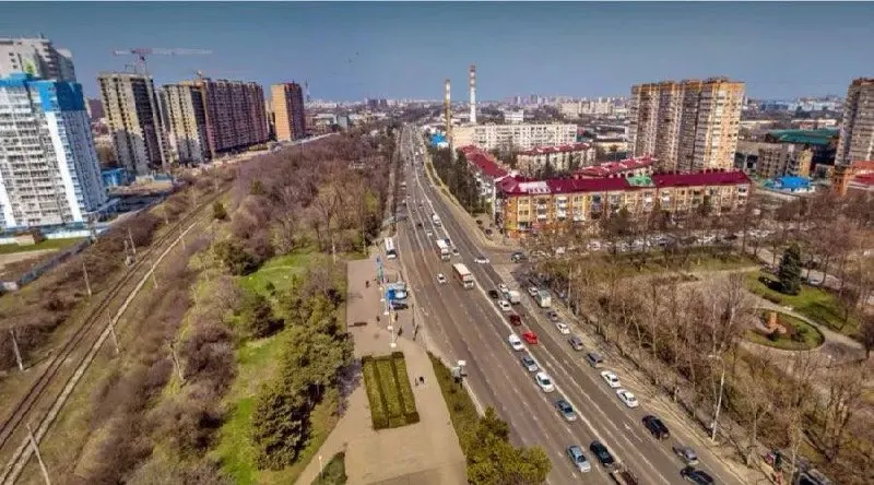 Готовят документы для передачи участка дороги из федеральной в муниципальную собственность; обновление проекта запланировано после повторной госэкспертизы.