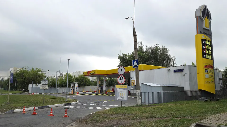 Из-за топливного кризиса по всей стране сотни АЗС прекращают работу или уходят на ремонт; за январь–август зафиксировано 322 закрытия, что на 70% больше по сравнению с прошлым годом. Переработка нефти достигает минимальных значений за десятилетие.