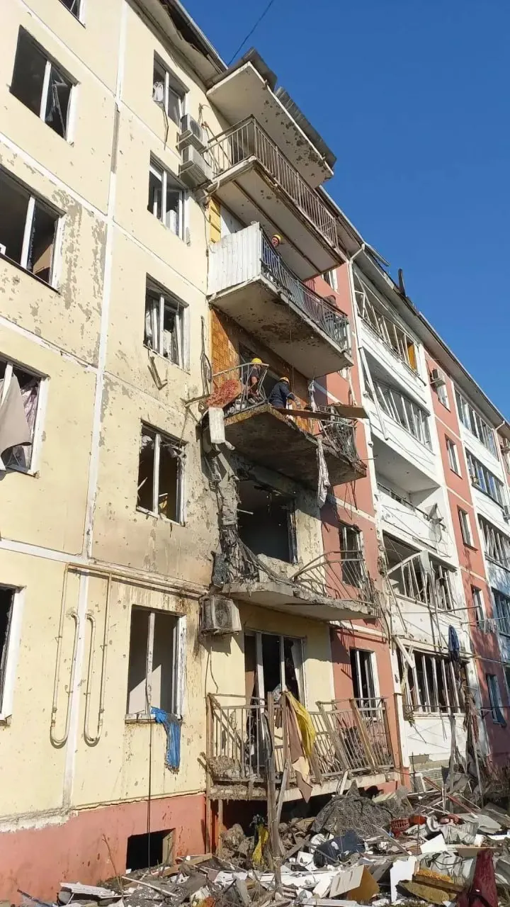 Погибли трое подростков (13, 15 и 16 лет); десятки пострадавших, включая детей, после падения обломков беспилотников и повреждений жилых домов в Краснодарском крае.