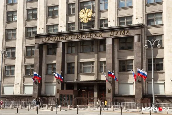 Губернатор региона Илья Середюк попал в федеральный список кандидатов; в прошлом году он заработал свыше 10 миллионов рублей и владеет двумя квартирами в Калининградской области.