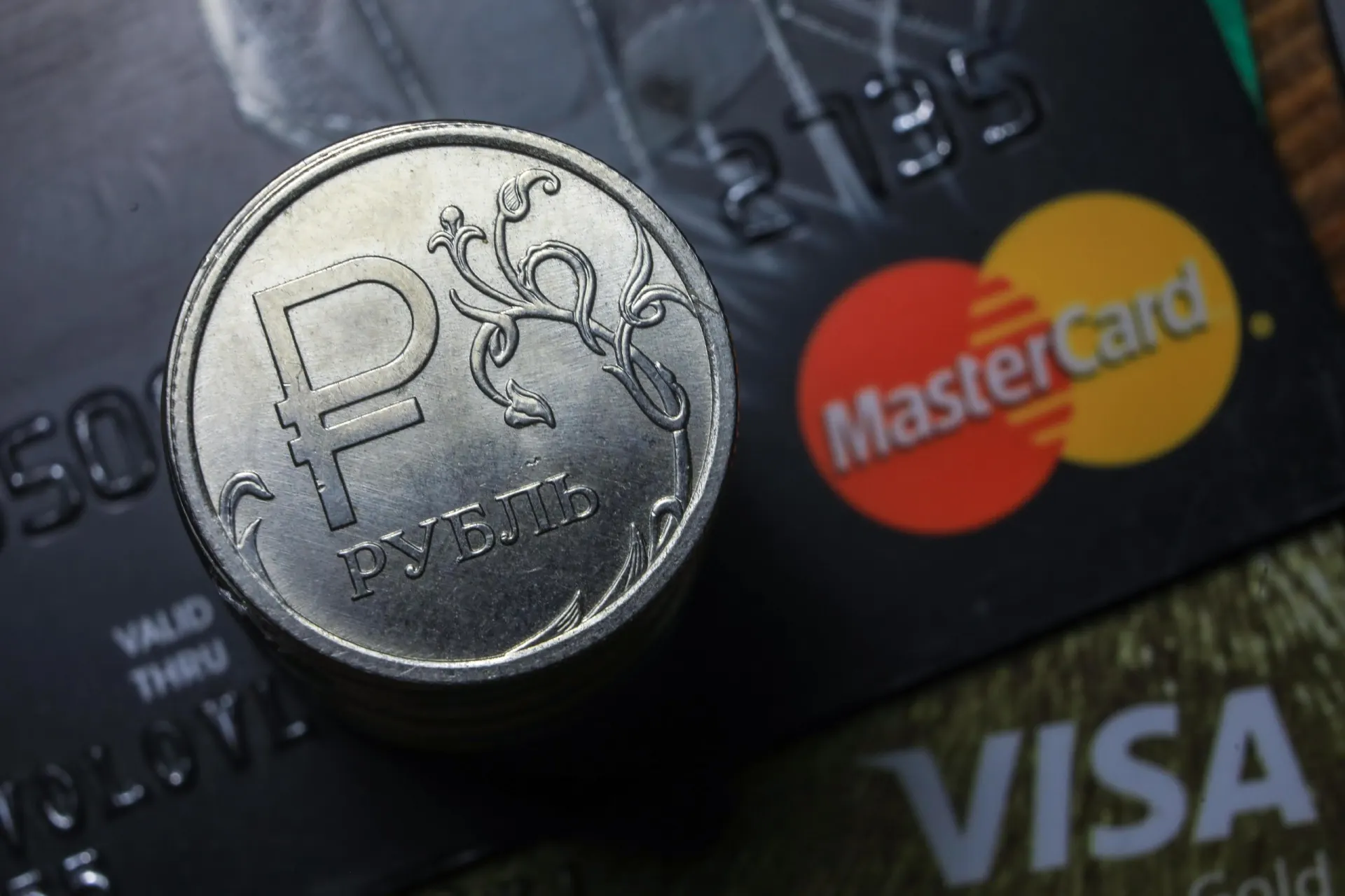 Сообщения о сбоях при оплате картами Visa и Mastercard, а также через систему быстрых платежей. Причины пока не ясны.