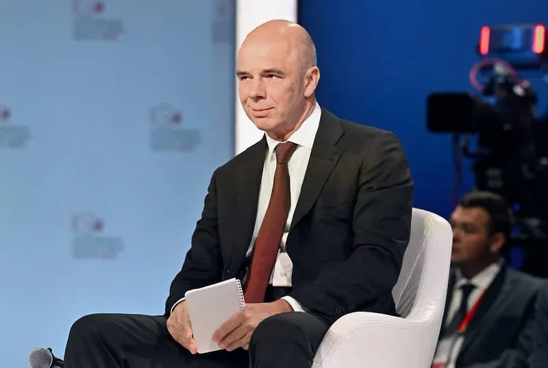 Глава Минфина заявил, что бюджет обеспечен ресурсами и все обязательства будут исполнены; дефицит на начало 2026 года составил около 6,46 трлн рублей (примерно 2,8% ВВП).