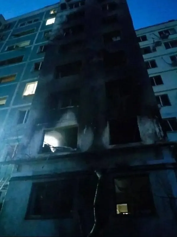 Двое погибших и 13 пострадавших зафиксировано после ночной атаки; повреждена школа №15, в городе развернулись пожары на портовой инфраструктуре, спутниковые данные фиксируют очаги возгорания.
