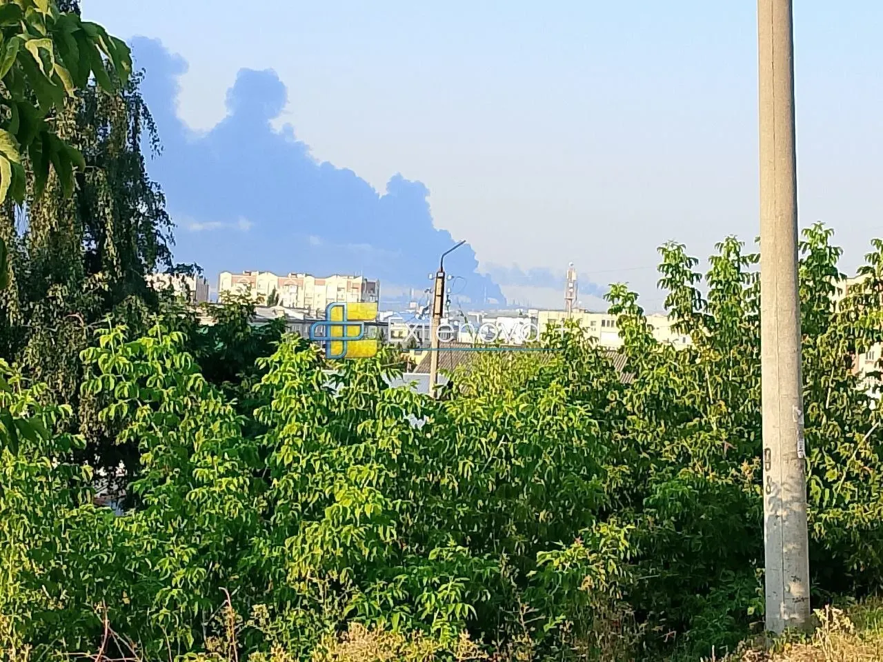 Пожар на НПЗ в Краснодарском крае после падения обломков БПЛА, пострадавшие, приостановка рейсов и перехват сотен дронов по регионам.
