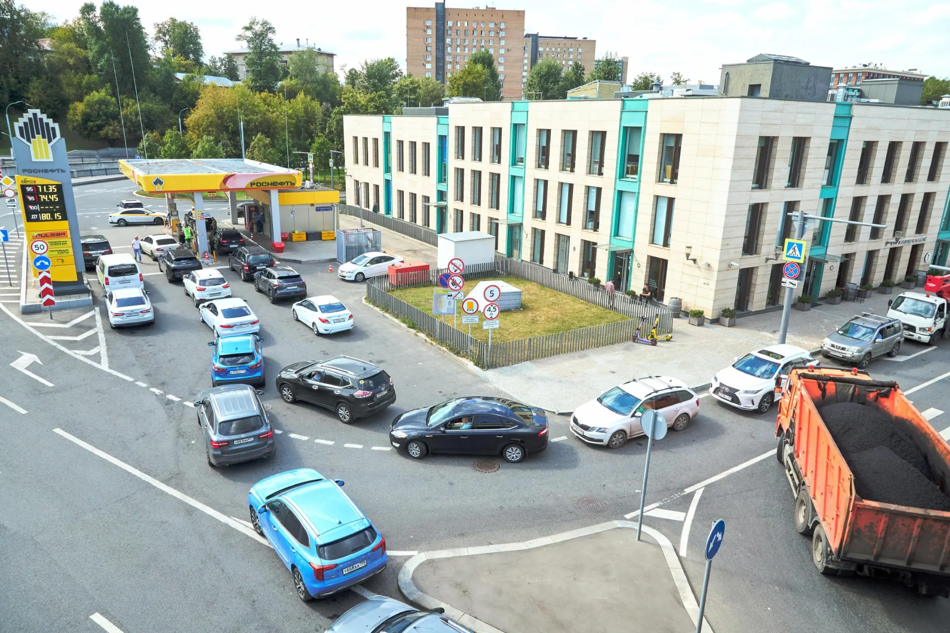 Новые лимиты на продажу топлива и сбой в системе «чёт-нечет» вызывают волну дефицита и волнений на АЗС по всей стране.