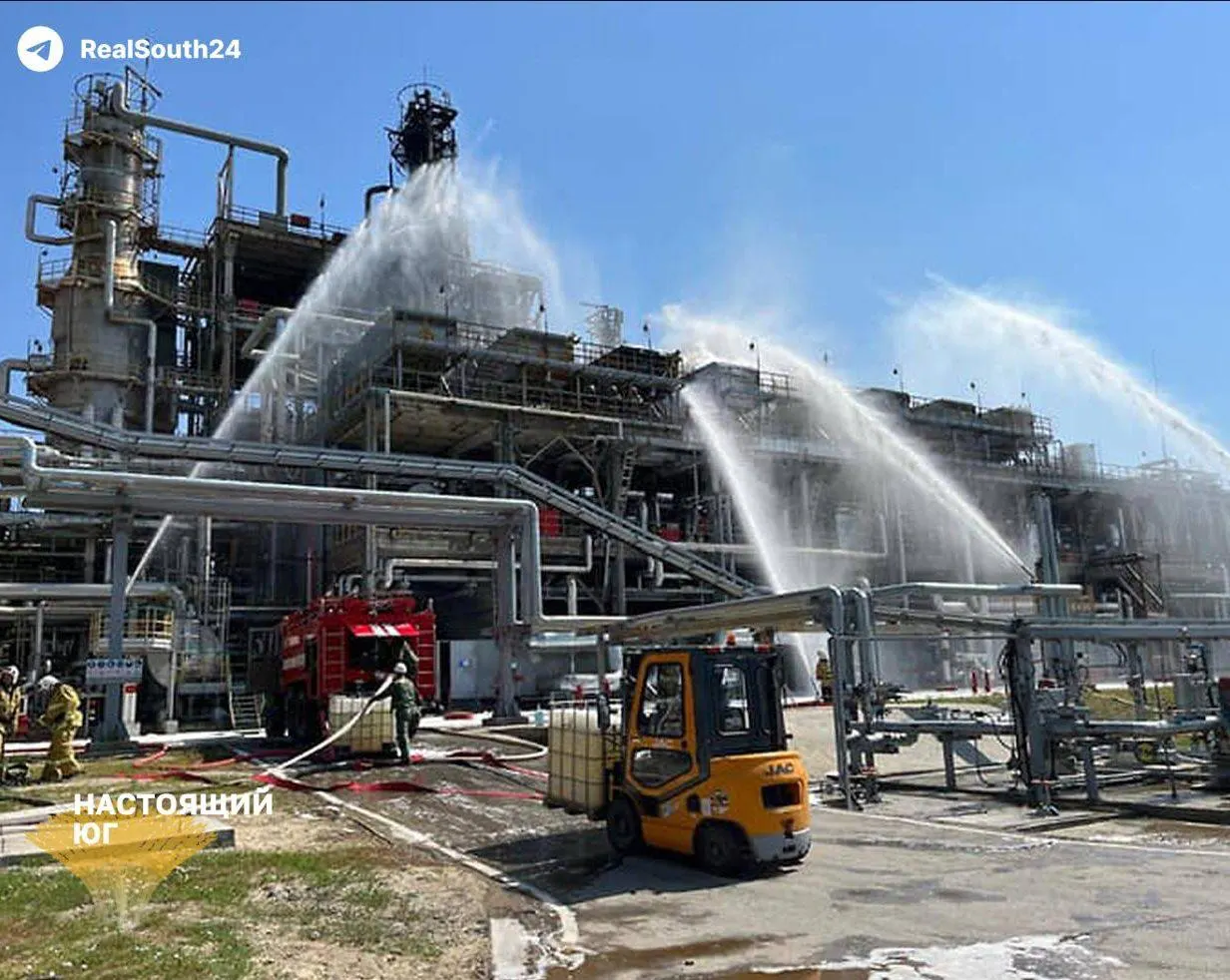 Атаки на российские НПЗ привели к снижению переработки нефти и росту цен на бензин; власти вводят экспортные запреты и меры по стабилизации рынка.