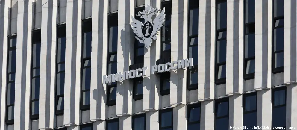 Расширение реестра коснулось ряда международных и неправительственных структур, включая фонд защиты прав человека под руководством Навального, а также антивоенное движение и исследовательские центры.