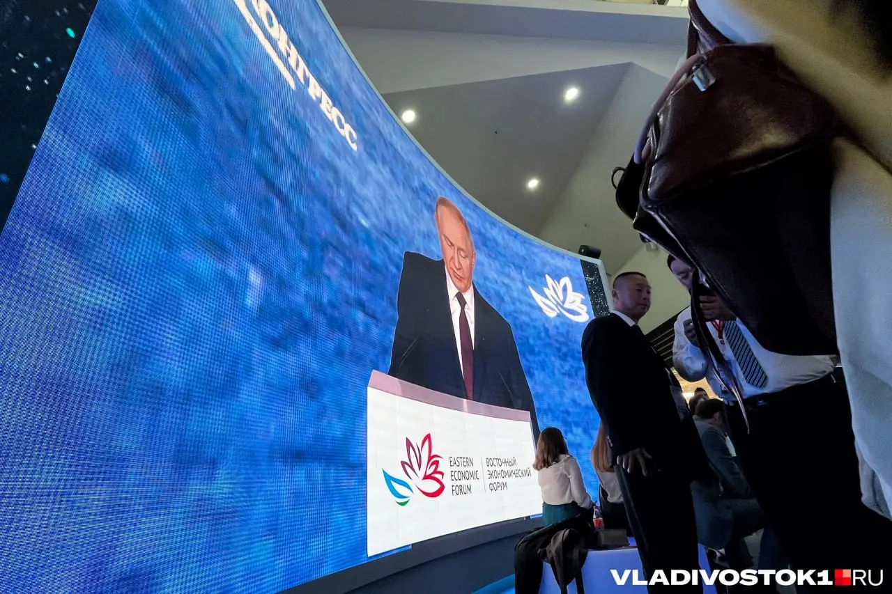 Президент России посетит Владивосток для участия во Восточном экономическом форуме-2026: проведет совещания по развитию Дальнего Востока, откроет новые предприятия и встретится с губернатором Приморского края, а также выступит на пленарном заседании с лидерами стран Азиатско-Пасифика.