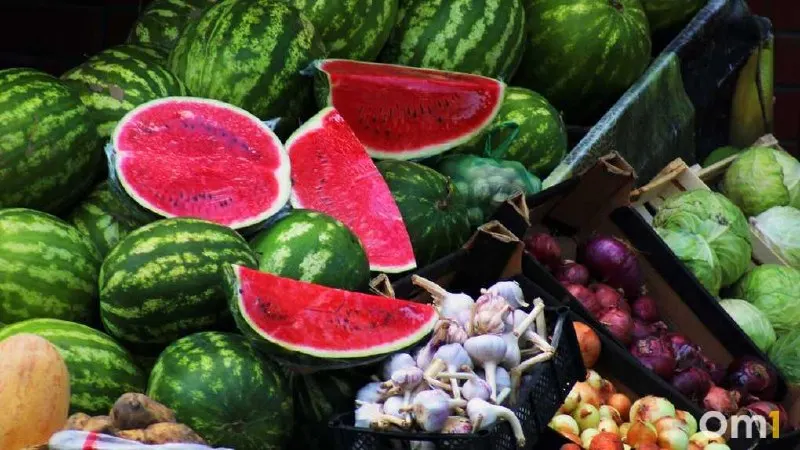 Разрезанные арбузы и дыни могут быстро портиться и представлять угрозу здоровью; покупайте только в официальных местах торговли.