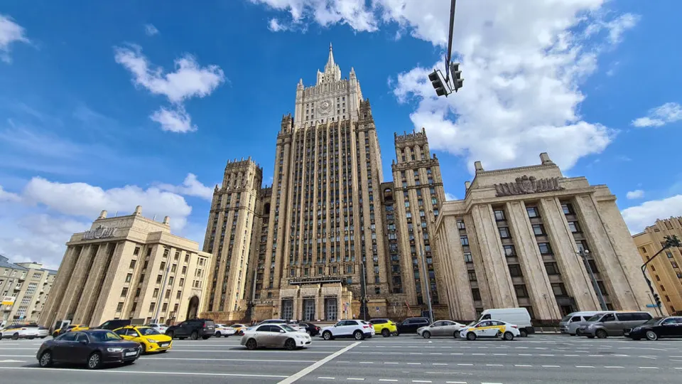 Москва настаивает на устранении первопричин кризиса на Украине и предупреждает о долгосрочной конфронтации, если требования не будут учтены. Официальные лица подчеркивают готовность к дипломатическому урегулированию при наличии политической воли.