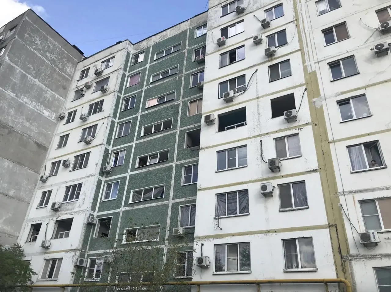 Управляющая компания решает оплатить ремонт общедомового имущества в девятиэтажке на улице Мефодиевской, 112 после ночной атаки дронов; жильцам пока не известен порядок возмещения ущерба внутри квартир.