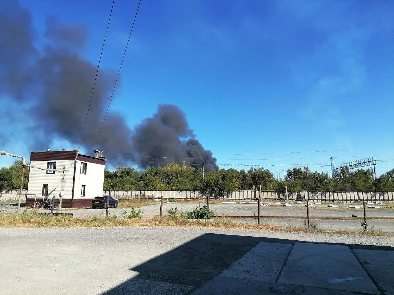 Жители просят не подходить к окнам и оставаться в укрытии; возможны перебои в связи. Сообщается о последствиях атак в соседних регионах и дыме над Орском.