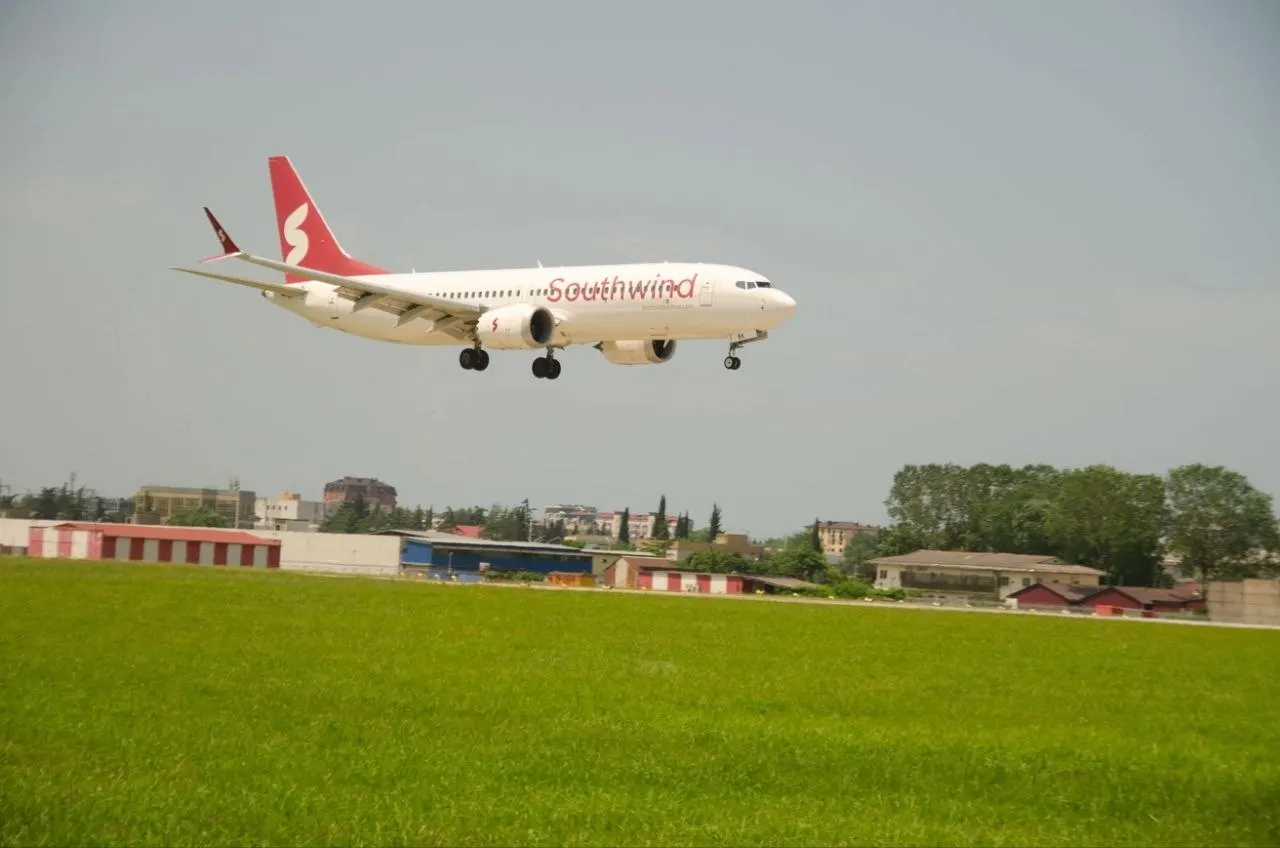 Из-за принятых мер безопасности временно приостанавливаются авиаперелёты; возобновление работы ожидается после снятия запрета.